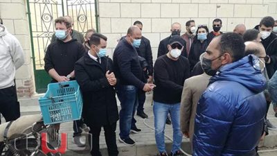 أحمد السقا يعتذر للمصورين بعد جنازة محمد الصغير.. تعرف على السبب