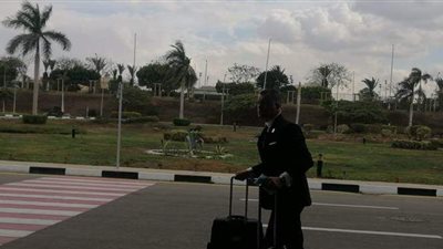 توافد بعثة الأهلي على مطار القاهرة استعداداً للسفر إلى قطر