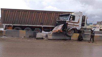 اصطدام سيارة بحواجز الطريق الصحراوي بالإسكندرية بسبب سوء الطقس |صور