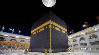 أفضل وقت لتحديد القبلة.. القمر يتعامد على الكعبة المشرفة
