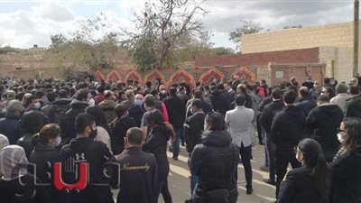 انهيار زوجة السقا وعمها عقب انتهاء مراسم دفن محمد الصغير | فيديو