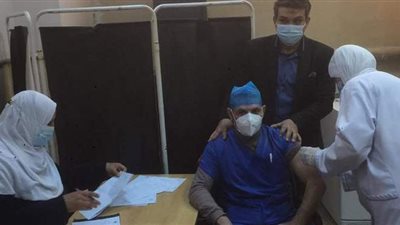 الصحة تكشف عدد من تلقوا لقاح فيروس كورونا من الفرق الطبية