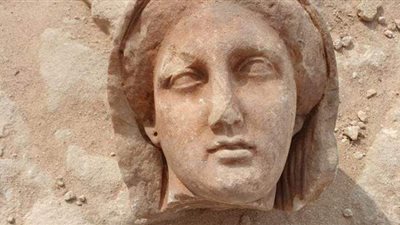 الآثار تعلن اكتشاف 16 دفنة بمقابر منحوتة في الصخر بالإسكندرية | صور