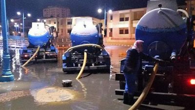 الدفع بسيارات كسح لرفع مياه الأمطار بشوارع مطروح | صور