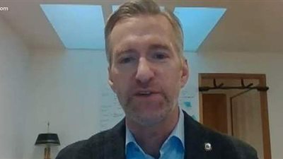 عمدة بورتلاند الأمريكية يرش رجلا برذاذ الفلفل فى وجهه | فيديو