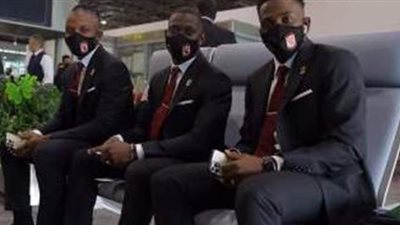 اللحظات الأولى لوصول الأهلي إلى مطار الدوحة وإجراء مسحة كورونا | فيديو