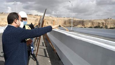 لحظة تفقد السيسي عدد من مشروعات تطوير القاهرة الكبرى.. فيديو