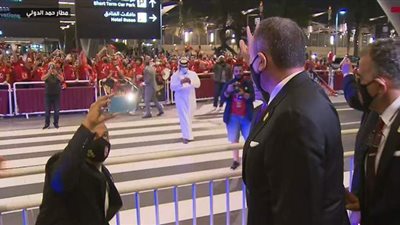 جماهير الأهلي تحول مطار الدوحة إلى مدرج هتافات لتشجيع الخطيب