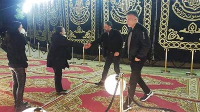 إدوارد ومحمد زيدان وعمرو محمود ياسين يصلون إلى عزاء محمد الصغير