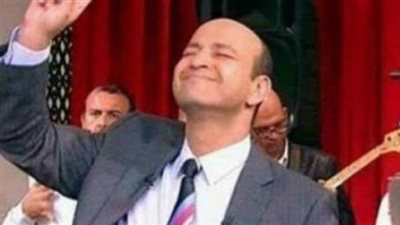 عمرو أديب يرقص علي هتافات وأهازيج جماهير الأهلي في قطر