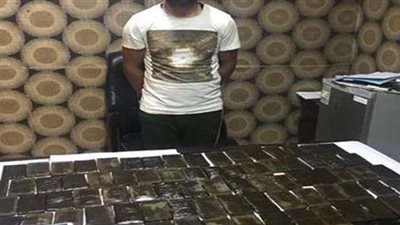 مباحث أشمون تنجح في القبض على تاجر مخدرات قتل شابًا داخل منزله