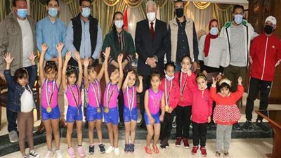 محافظ جنوب سيناء يكرم فراشات الجمباز الفائزات بالميداليات الذهبية