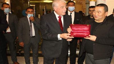 محافظ جنوب سيناء يُكرم المشاركين في مهرجان الهجن الثاني بشرم الشيخ