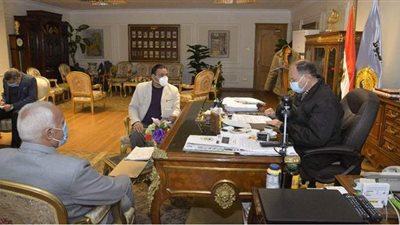 ٦ آلاف ديسك إنتاج طلاب ومعلمي التعليم الفني بأسيوط في تصنيع الأثاث المدرسي