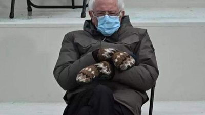 جمعت تبرعات بمليوني دولار.. قفاز بيرني ساندرز يغير حياة غازلة صوف