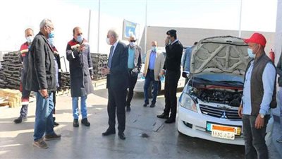 محافظ جنوب سيناء يُتابع معدل تحويل السيارات للعمل بالغاز الطبيعي