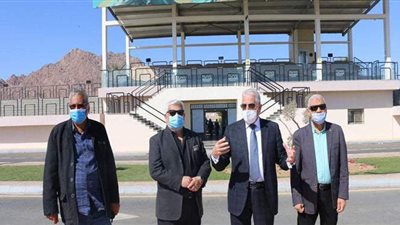 محافظ جنوب سيناء يطلق إشارة البدء لتطوير مضمار الهجن وإنشاء آخر للخيول