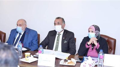 بدء تطعيم الطواقم الطبية بلقاح كورونا بمستشفيات العزل بالتأمين الصحي