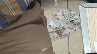 شاهد.. لحظة ضبط موظفين بأحياء القاهرة أثناء تقاضيهما رشوة (فيديو)