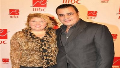 مجدى كامل وزوجته يعودان من السعودية بعد أداء مناسك العمرة