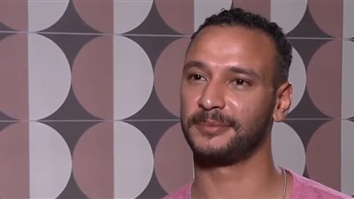 نجل خالد صالح يكشف سر شهرة الفنان الراحل (فيديو)