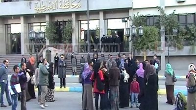 وقفة احتجاجية لأهالى العقار المنهار بالإسماعيلية