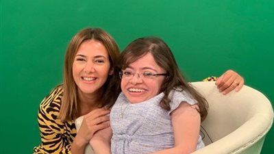 دنيا سمير غانم تروي قصة فتاة من متحدي الإعاقة تحلم بالعمل مذيعة