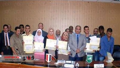 بالصور.. شهادات تقدير ومبالغ مالية لأوائل الثانوية في الشرقية