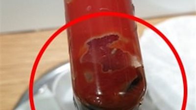 رجل يعثر على حشرة في عبوة كاتشب بمطعم للوجبات السريعة (فيديو وصور)