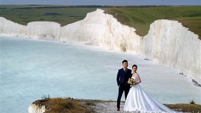 عروسان يلتقطان صورة خطرة لحفل زفافهما