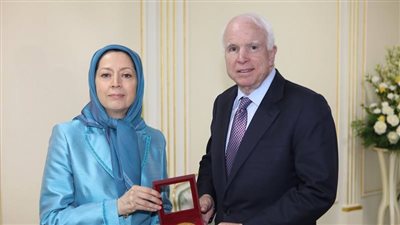 بالفيديو.. جون ماكين يبحث مع زعيمة «مجاهدي خلق» تغيير النظام الإيراني