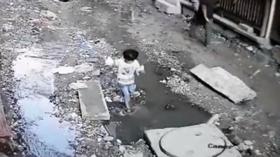 لحظة إنقاذ طفلة من الغرق سقطت في بالوعة صرف صحي (فيديو)