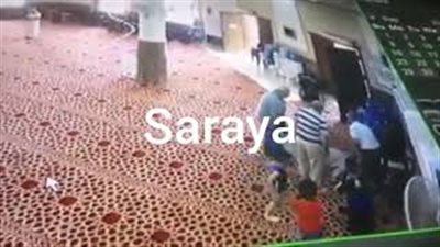 لحظة وفاة مؤذن داخل مسجد (فيديو)