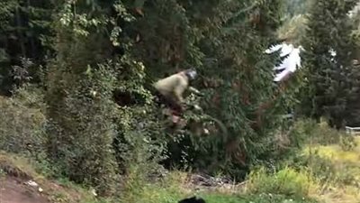 لحظة طيران دراجة نارية من أعلى دب (فيديو وصور)