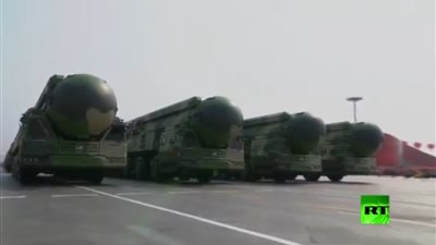 الصين تكشف عن صاروخ عابر للقارات يحمل 10 رءوس نووية (فيديو)