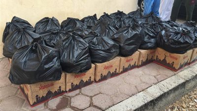 محافظ الإسماعيلية يطمئن على الأسر القبطية النازحة من العريش