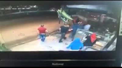 بالفيديو.. سيارة طائشة تقتحم محل فول وتجعله أنقاضًا