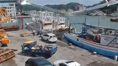 لحظة انهيار جسر في تايوان وإصابة 14 شخصا (فيديو)