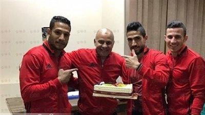 لاعبو المقاولون يحتفلون بعيد ميلاد إداري الفريق