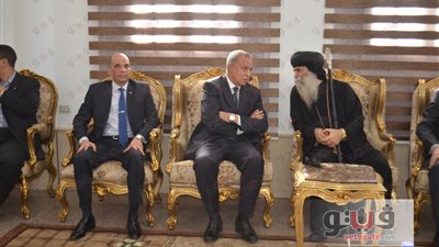 بالصور.. محافظ قنا يقدم واجب العزاء في شهداء الكنيستين