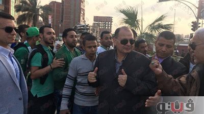 بالصور.. مدير أمن الإسماعيلية يوزع الحلوى على جماهير المصري