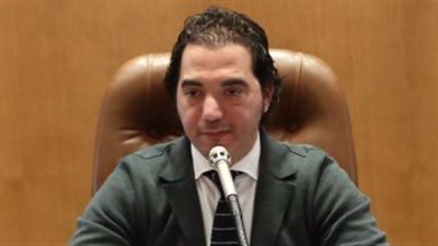 برلماني يطالب بتوزيع الكتب الإلكترونية بديلا للطباعة