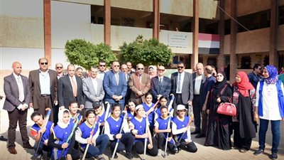 محافظ الشرقية يشهد تدريبات فتيات مدرسة الزقازيق على الهوكي (صور)