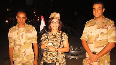 بعد إعادة نشر صورتها مع قوات الجيش.. 