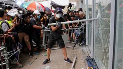 سلطات هونج كونج تخلي مقر البرلمان وتغلق محطات السكك الحديدية والمترو