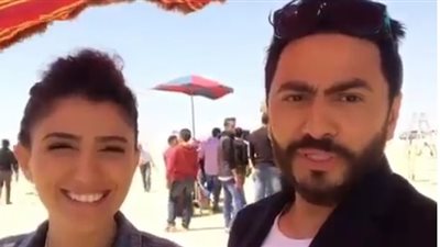 مي عمر تغني في كواليس «تصبح على خير».. وتامر حسني: صوتك نشاز