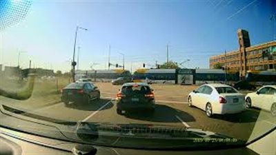 بسبب إهمال السائق.. اصطدام سيارة بقطار (فيديو)