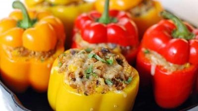 محشي الفلفل الملون بصلصة الأنشيلادا الحمراء بطريقة الشيف راشيل