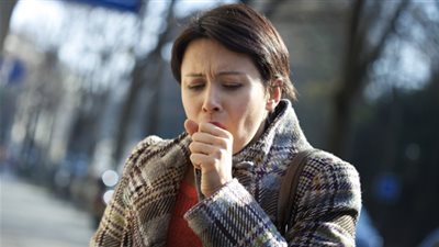 طرق التعامل مع نوبات السعال الجاف أثناء الحمل