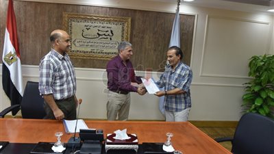 تسليم 20 عقد تقنين جديد لواضعي اليد على أراضي الدولة بمطروح (صور)